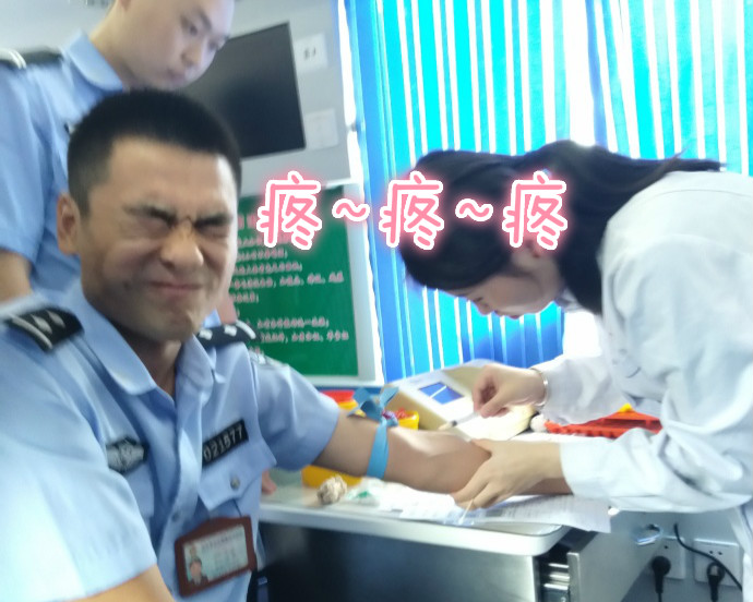 疼skr人！警察在移動獻血車上的表情包亮了