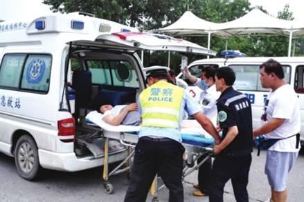 命懸一線牽動人心，救護車臨危不亂治病救人_